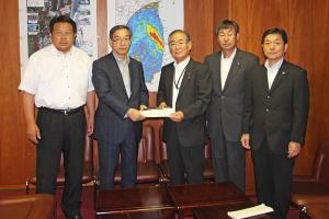 浪江町の復興に向けた国への要望書を原子力災害対策本部長へ手渡しました。