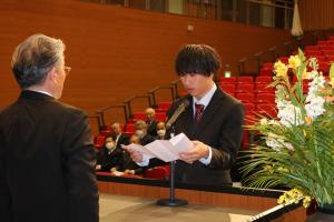 誓いの言葉を述べる小野寺さん