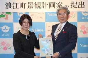 市岡委員長から吉田町長に景観計画案を提出