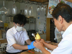 生徒開発のかぼちゃまんじゅうソフトを販売している写真