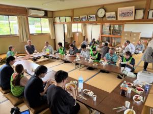 地域住民と交流する東京農業大学の学生たち