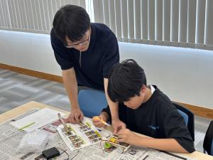 ロボットを作る子どもの写真