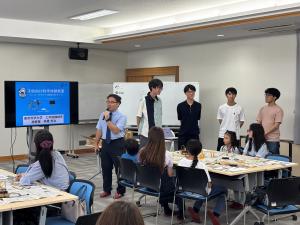 東京科学大学の先生と学生の写真