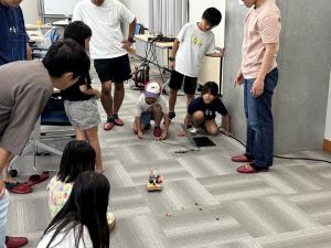 動くロボットの写真