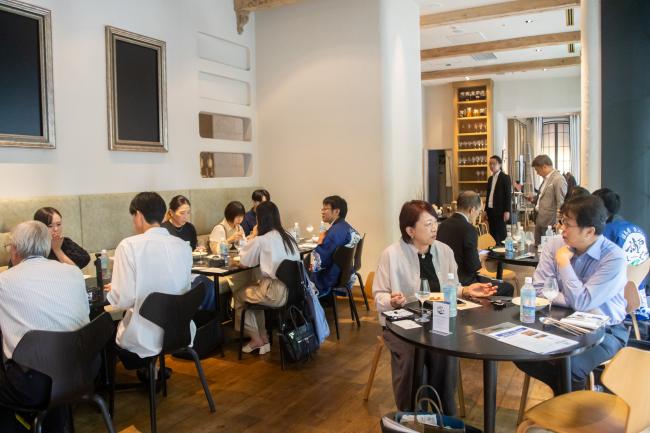 レストラン食事風景参考図