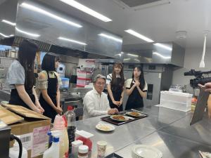 20250922道の駅なみえにてAKB48メンバーが作ったなみえ焼そばを食べる町長