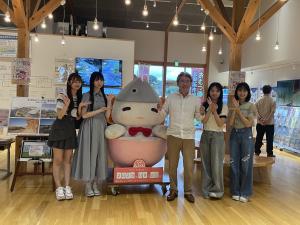 20250922道の駅なみえにてAKB48メンバーと町長
