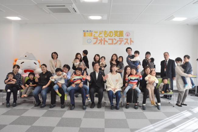 第14回こどもの笑顔フォトコンテスト表彰式集合写真(令和6年)