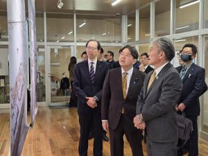 20251123林総務大臣請戸小学校視察