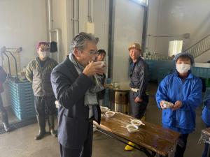 20251220ガニ汁に舌鼓をうつ町長