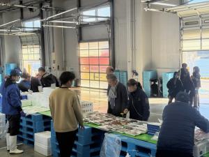 20251220請戸魚市（鮮魚をのぞき込む町長)