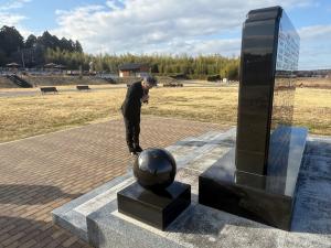 20260311追悼式後 大平山公園慰霊碑前にて