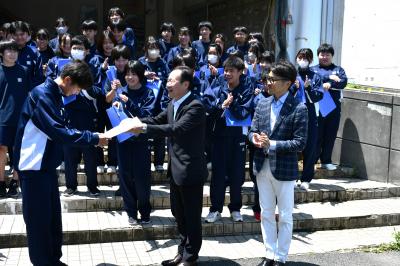 請戸小30万人達成　記念品贈呈