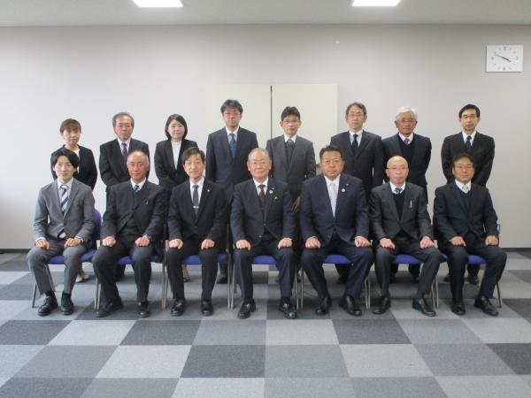 離任される先生方と記念写真