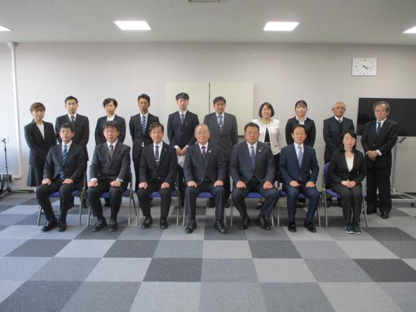 着任される先生方と記念写真