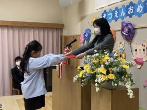 修了証書を受け取る卒園児01