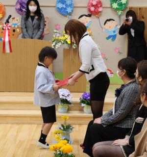 親に修了証書を渡す