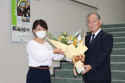 花束を受け取る町長