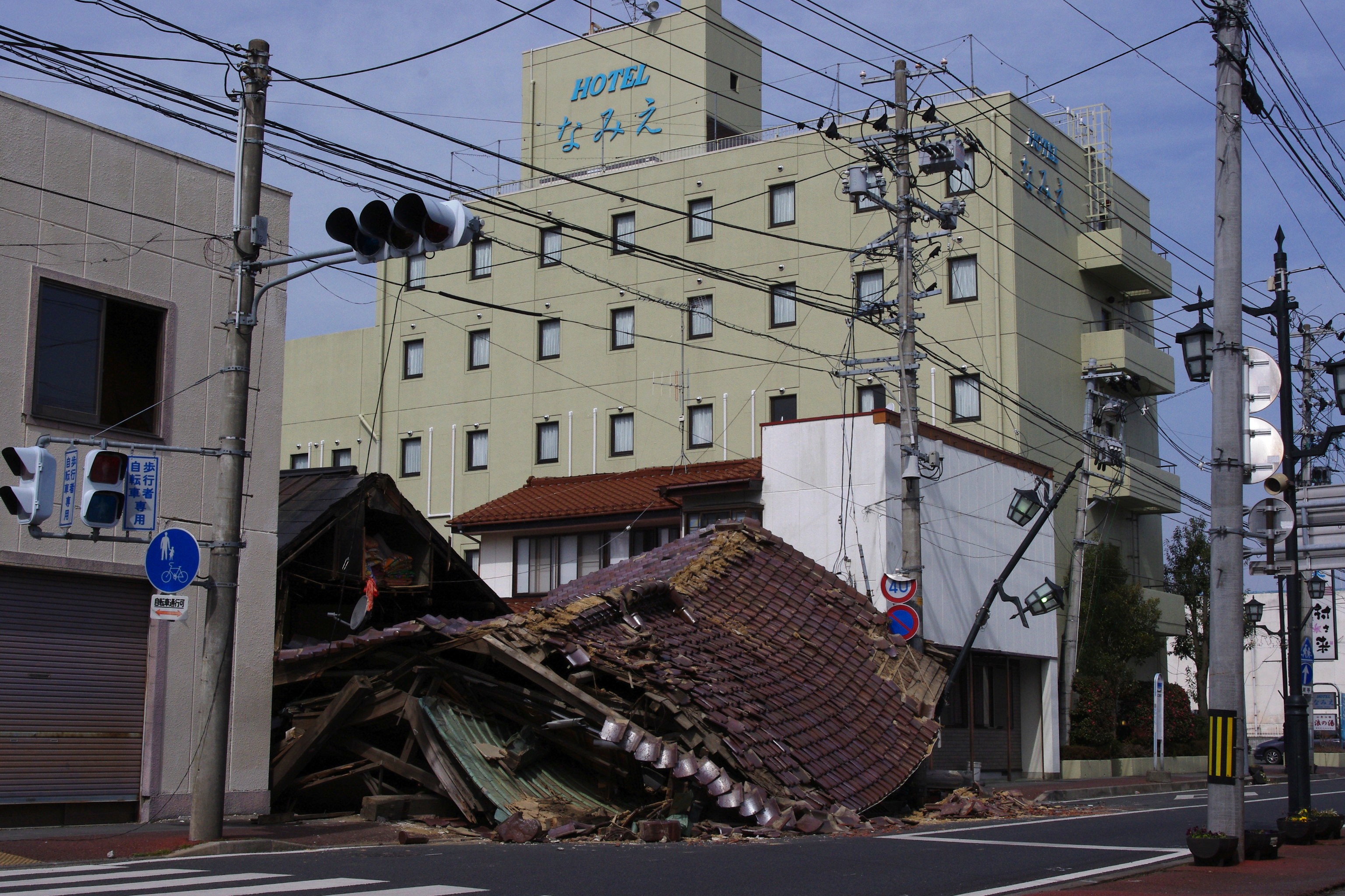 家屋倒壊　新町通り