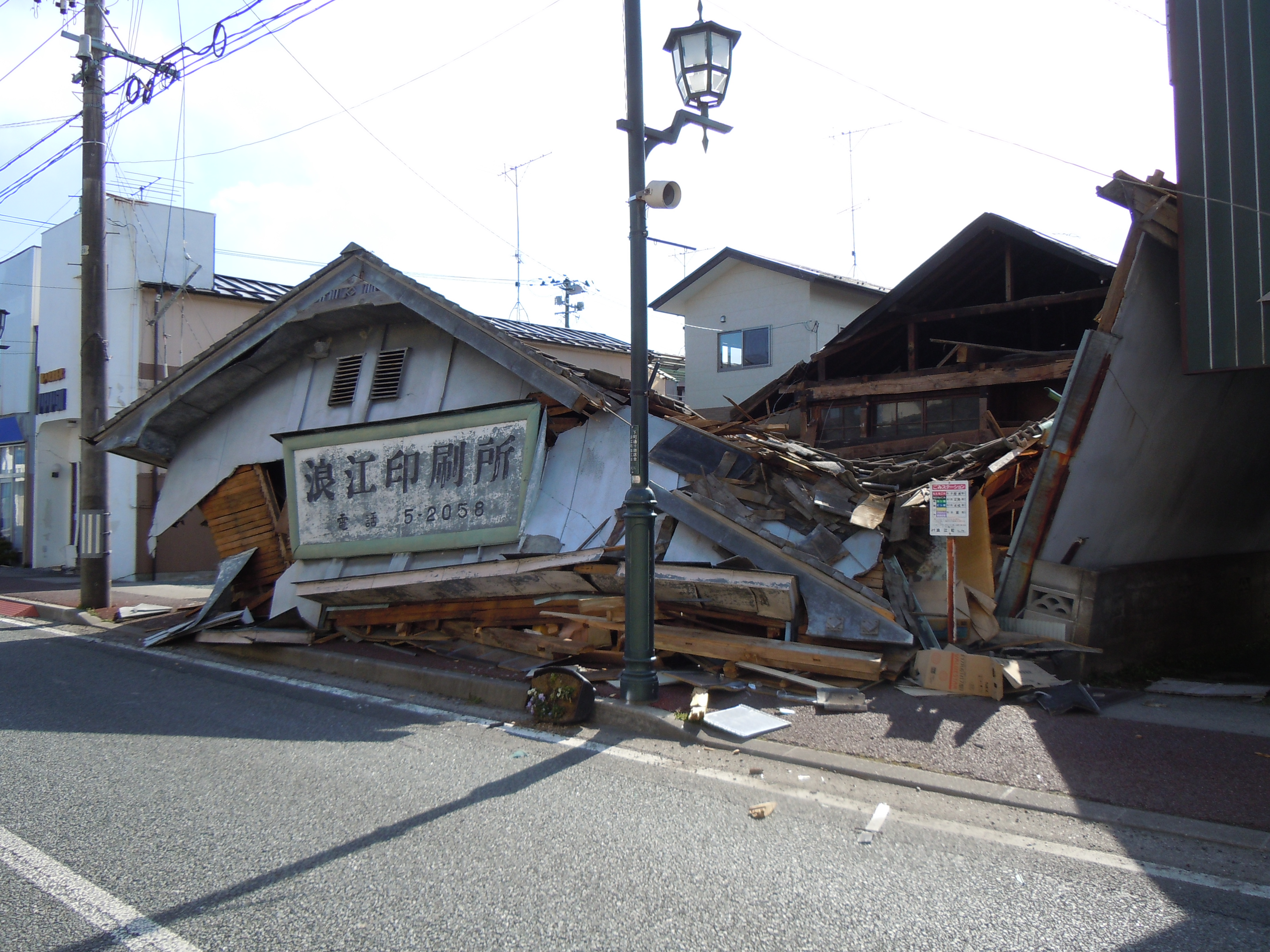 家屋倒壊　新町通り③