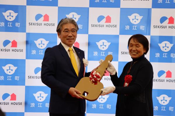 吉田栄光町長から鍵を受け取る石井絹江さん
