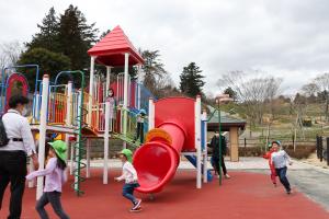 丈六公園で遊ぶ子供たち