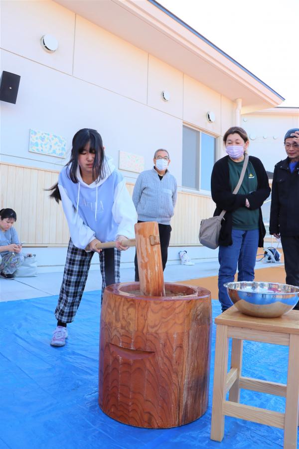 もちつき体験中