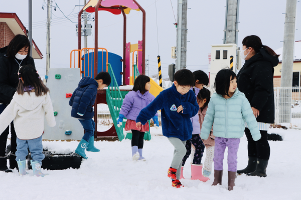 雪遊びしている園児①