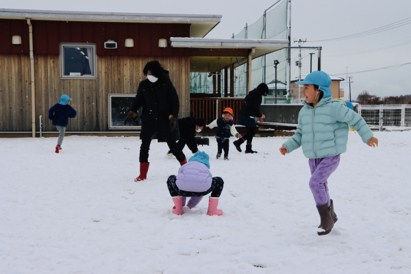 雪遊びしている園児②