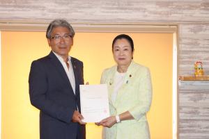 土屋復興大臣に要望書を手交する町長