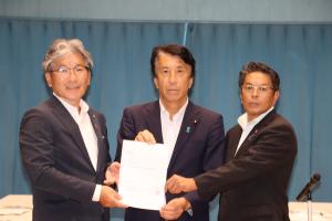 斎藤経済産業大臣に要望書を手交する町長