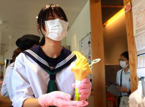 かぼちゃまんじゅうソフトを販売する生徒の写真