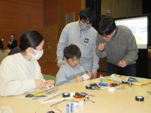 ロボットを作る子ども