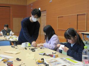 ロボットを作る子ども
