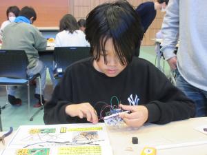 ロボットを作る子ども