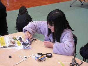 ロボットを動かす子ども